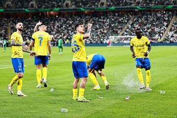 Cristiano y sus compañeros celebran un gol