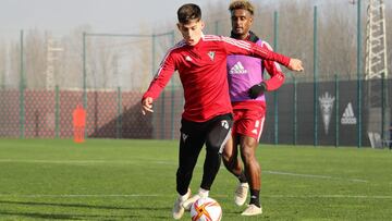 García de Albéniz controla el balón durante un entrenamiento del Mirandés.