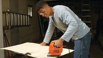 La potente y precisa sierra de calar con soplador de polvo que despierta pasiones entre los amantes del bricolaje está en Amazon.