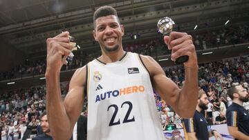 MURCIA, 17/09/2023.- El pívot caboverdiano del Real Madrid Walter Tavares celebra el título de Supercopa Endesa tras vencer en la final a Unicaja este domingo en el Palacio de los Deportes de Murcia. EFE/Juan Carlos Caval