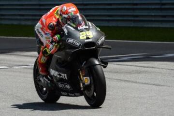 Andrea Iannone en la segunda jornada de los test de Sepang.