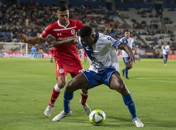 Con los Tuzos está convertido en una auténtica muralla. El defensor colombiano es líder en pases interceptados en la Liga MX con un total de 60.