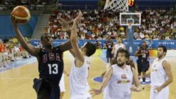 <b>PELEA SIN RECOMPENSA. </b>Ricky, Rudy y Gasol luchan desesperadamente por un balón suelto con el ala pívot estadounidense Chris Bosh.