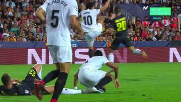 Parejo comete penalti sobre Bernardeschi.