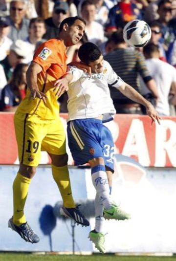 El defensa del Barcelona Mart&iacute;n Montoya pelea un bal&oacute;n con el centrocampista del Zaragoza V&iacute;ctor Rodr&iacute;guez.