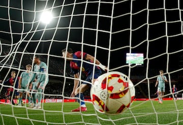 Soccer Football - Copa del Rey - Semi Final - First Leg - FC Barcelona v Atletico Madrid - Estadi Olimpic Lluis Companys, Barcelona, Spain - February 25, 2025 FC Barcelona's Robert Lewandowski celebrates scoring their fourth goal REUTERS/Albert Gea