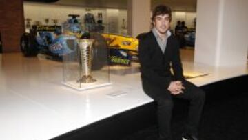 EL INSTANTE M&Aacute;S FELIZ. Alonso posa junto al Renault R25 original que le llev&oacute; a proclamarse campe&oacute;n del mundo en un momento estelar del motor en nuestro pa&iacute;s.
 