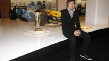 EL INSTANTE M&Aacute;S FELIZ. Alonso posa junto al Renault R25 original que le llev&oacute; a proclamarse campe&oacute;n del mundo en un momento estelar del motor en nuestro pa&iacute;s.
 