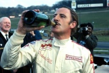 Jackie Stewart es uno de los pocos pilotos en conseguir al menos 3 campeonatos del Mundo de F1. Durante su carrera probó otras carreras como en el Campeonato del Mundo de Resistencia y estuvo cerca de ganar una edición de las 500 Millas de Indianapolis.