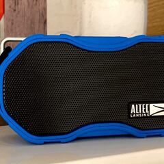 ¡Conoce la bocina Bluetooth que flota en el agua!