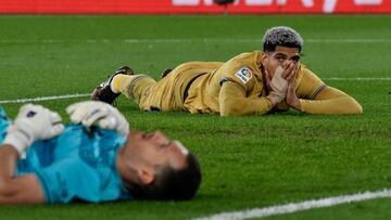El defensa del FC Barcelona Ronald Araújo (d) lamenta una ocasión durante el encuentro de LaLiga Santander entre el UD Almería y el FC Barcelona celebrado este domingo en el Power Horse Stadium de Almería.