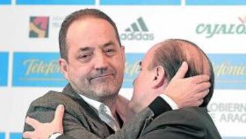 <b>ABRAZO DE DESPEDIDA. </b>Agapito Iglesias y Eduardo Bandrés, tras el anuncio del cambio de presidente.