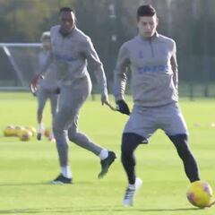 La clase de James para definir: Sutil toque y golazo en práctica