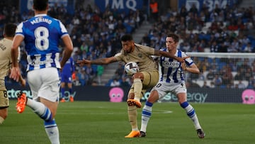 SAN SEBASTIÁN, 23/05/2023.- El defensa de la Real Sociedad, Jon Pacheco (d), disputa el balón ante Luis Suárez (c), delantero colombiano del Almería, el encuentro de la jornada 36 de LaLiga entre Real Sociedad y UD Almería, este martes en el estadio de Anoeta, en San Sebastián. EFE/ Javier Etxezarreta