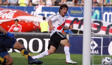 Started out in the youth categories at River Plate, and spent two seasons playing with the first team, until he was spotted by Real Madrid. He joined Los Blancos in 2006 and left the club in 2013