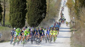 El pelot&oacute;n rueda por un tramo de sterrato de la Strade Bianche durante la edici&oacute;n de 2014.