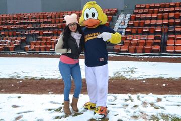 ¡Increible! La nieve cubre un campo de beisbol en México