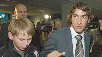 <b>EXPECTACIÓN. </b>El autógrafo de Raúl fue uno de los más solicitados en el aeropuerto de Kiev.