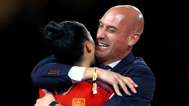 Rubiales abraza a Jenni Hermoso tras ganar el Mundial.