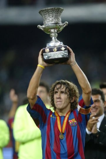 20/08/2005. Barcelona-Betis Final Supercopa de España Puyol levanta el trofeo.