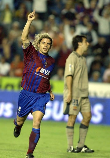 Jefferson Lerma, Predrag Mijatovic, Fernando Sales... Sin embargo, el número '8' para el recuerdo en el Levante es Alberto Rivera. El centrocampista, formado en la cantera del Real Madrid, dirigió la batuta del Levante del ascenso de la 2003-04, con Manolo Preciado al mando. Once goles y un derroche de clase que será por siempre recordado en Orriols. Tras el ascenso, disputó un año más en la máxima categoría hasta que el Betis le echó el lazo. Sin embargo, su mejor fútbol se vio en el Ciutat de València. 







