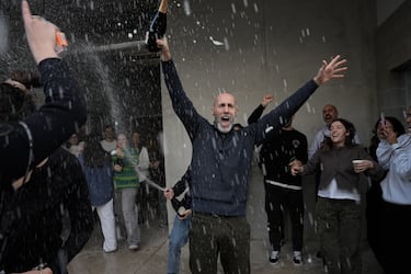 Trabajadores de Bimba y Lola celebran haber ganado el Segundo Premio del Sorteo Extraordinario de la Lotería de Navidad 2025 correspondiente al número 70048, en su sede de la Avenida de Madrid en Vigo.