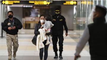 Pasajeros caminan por el aeropuerto Internacional Jorge Chávez de Lima (Perú). EFE/Paolo Aguilar/Archivo