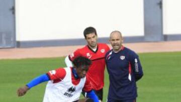 Paco Jémez dirige la sesión de sus jugadores.