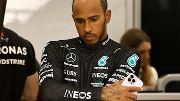 Lewis Hamilton, en el box de Mercedes en Yeda.