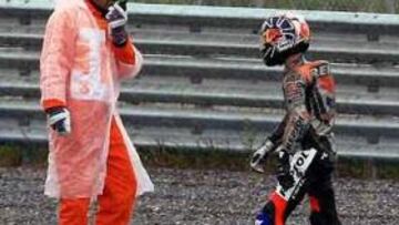 <b>LLUVIA Y CAÍDAS. </b>Dani Pedrosa se retira del circuito después de su caída.