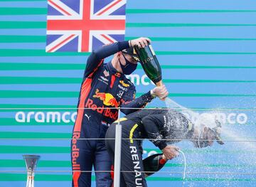 El piloto holandés de Red Bull, en segundo lugar, Max Verstappen (izquierda) rocía con champán al piloto australiano de Renault, Daniel Ricciardo, en el tercer puesto, en el podio después del Gran Premio de Eifel de Fórmula Uno de Alemania en el circuito de Nuerburgring