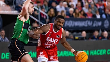 El base belga del Baxi Manresa Retin Obasohan (d) bota el balón ante el ala-pívot estadounidense del Joventut Badalona Sam Dekker (i) durante el encuentro de la jornada 17 de la Liga Endesa entre Baxi Manresa y Joventut Badalona, disputado este sábado en el Pabellón Nou Congost de Manresa.