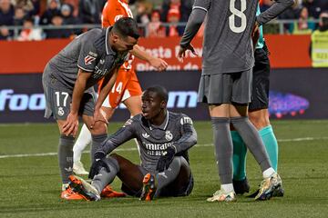 Ferland Mendy se tira al suelo y pide el cambio en el minuto 80 de partido.