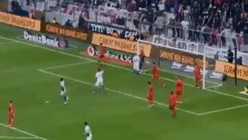 ¡Pedía infracción!: el polémico autogol de Roco en Turquía