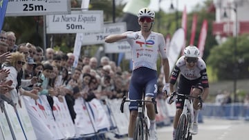 Steff Cras sorprende a Marc Soler y al UAE en la meta de Llanes