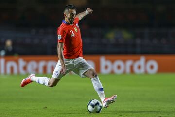 El lateral titular de la Roja es formado en Universidad Católica, pero nunca jugó profesionalmente en Chile. También fue seleccionado nacional juvenil.