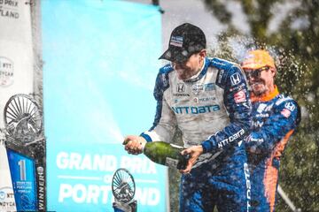 La mala suerte parecía haber acabado en Portland para Palou. Pole el sábado y camino libre por delante para gestionar la carrera. Pero la cosa duró unos segundos, los que tardó Rosenqvist en tocar a Dixon, quien además obliga al español a saltarse la primera curva en la salida. Dirección de carrera, durante la bandera amarilla, recoloca las posiciones viendo quién se había saltado esa primera variante, como había avisado: Palou al puesto 18ª y O’Ward líder. Casi 50 puntos de ventaja en ese preciso instante para el mexicano. El título se alejaba, se ponía casi imposible. Pero la determinación de Palou le puso a correr con una estrategia a la contra y la remontada le llevó hasta la tercera victoria del año. Y la mala suerte cambió de lado, ya que O’Ward pasó de liderar a finalizar 14º. De casi saborear el título a estar 25 puntos por detrás del español