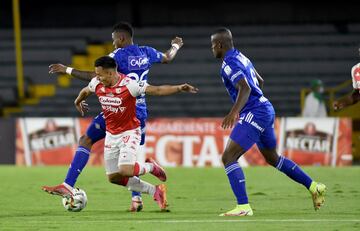 El equipo de Alberto Gamero derrotó 0-2 a Independiente Santa Fe y lidera la reclasificación. Felipe Román y Daniel Giraldo marcaron los goles en El Campín.