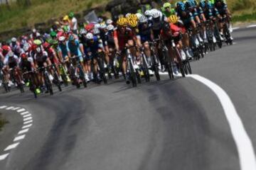 El pelotón recorriendo los 190 km entre Arpajon Sur Cère y Montauban.