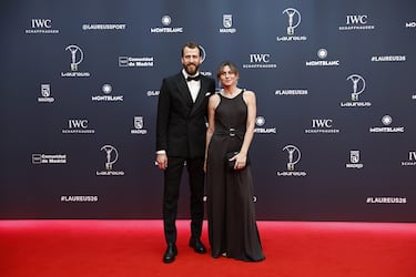 Sergio Rodríguez junto a su acompañante en la alfombra roja.