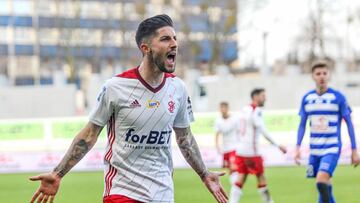 Antonio Dom&iacute;nguez, futbolista espa&ntilde;ol del LKS Lodz, durante su debut como titular en la Ekstraklasa.