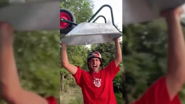 Giovanni Peterle, de Nitro Circus, levantando una carretilla de obra.