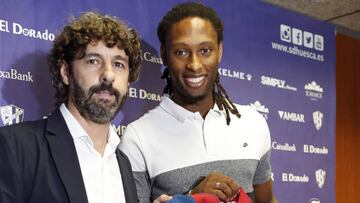 El directivo de la Sociedad Deportiva Huesca, Emilio Vega (i), presenta al defensa portugu&eacute;s Rub&eacute;n Semedo, que llega al club azulgrana cedido por el Villarreal. El portugu&eacute;s ha indicado que se toma su llegada al club aragon&eacute;s c