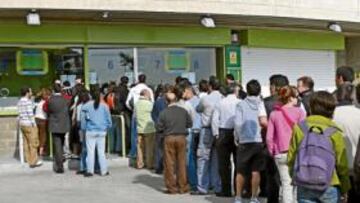 <b>FERVOR. </b>Las taquillas de El Sardinero volverán a registrar colas para retirar los abonos de la temporada.