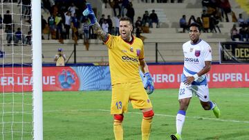 Fran Dorronsoro, meta español del Odisha, club indio que compite en la Superliga del país asiático, celebra una parada durante un encuentro frente a Hyderabad.