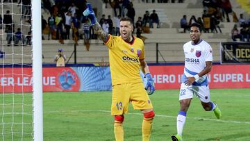 Fran Dorronsoro, meta espa&ntilde;ol del Odisha, club indio que compite en la Superliga del pa&iacute;s asi&aacute;tico, celebra una parada durante un encuentro frente a Hyderabad.