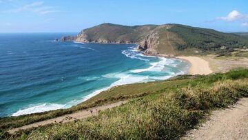 La Playa Mar de Fora se encuentra en Finisterre y está rodeada de acantilados. Es un lugar de naturaleza salvaje, apto para realizar rutas de senderismo sobre todo al atardecer. Los bañistas deben tener precaución ya que no está exenta de peligro por sus difíciles condiciones. La playa es de forma rectilínea, con grado de urbanización virgen y está compuesta a base de arena de color blanco. Una delicia. 