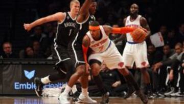 Carmelo Anthony defendido por Joe Johnson.