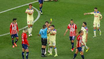 Referee Oscar Mejia shows yellow card to Fernando Gonzalez of Guadalajara during the Semifinals first leg match between Guadalajara and America as part of the Torneo Clausura 2024 Liga BBVA MX at Akron Stadium on May 15, 2024 in Guadalajara, Jalisco, Mexico.