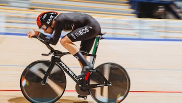 Ganna, en el velódromo de Grenchen (Suiza), durante su intento del récord de la hora.